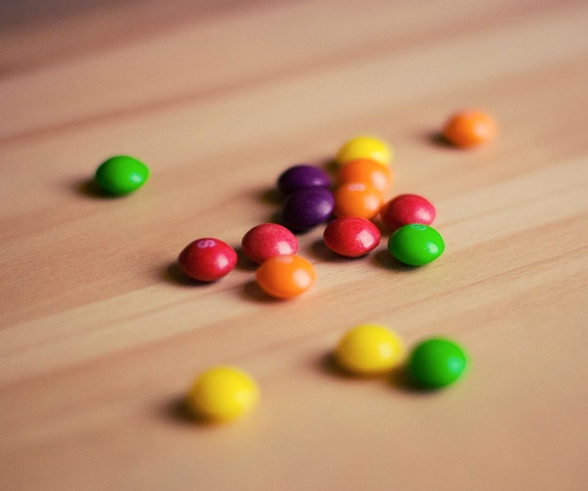 Mostrador repleto de chocolates y bombones artesanales